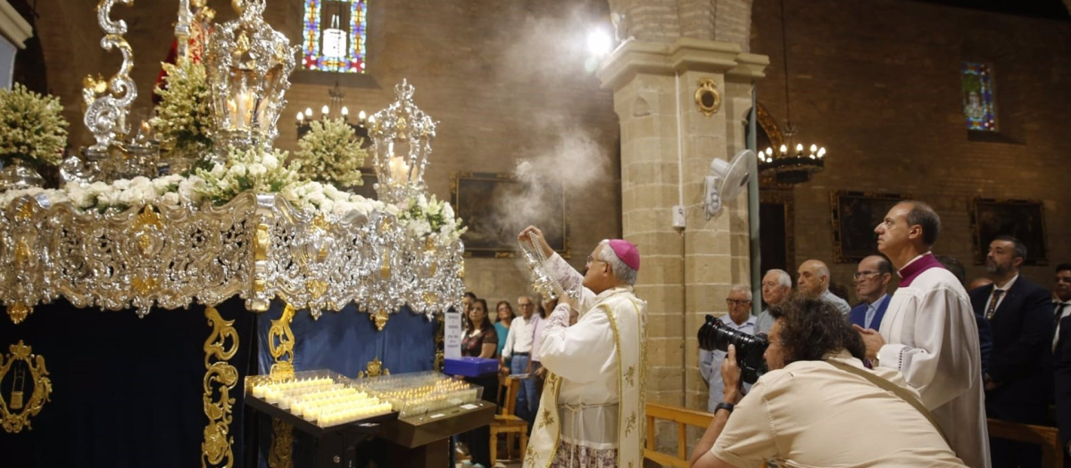 El obispo de Córdoba pide ante la Virgen de la Fuensanta por los casos de "pobreza extrema".

El Santuario de la Fuensanta ha abierto un año más sus puertas este domingo día 8 para celebrar la fiesta en honor a la patrona de la ciudad, a la que se acogen miles de cordobeses que acuden a venerar la imagen de la Virgen de la Fuensanta. El obispo de Córdoba, monseñor Demetrio Fernández, ha presidido la misa en la que ha pedido por los casos de "pobreza extrema".

POLITICA ESPAÑA EUROPA ANDALUCÍA SOCIEDAD
OBISPADO DE CÓRDOBA