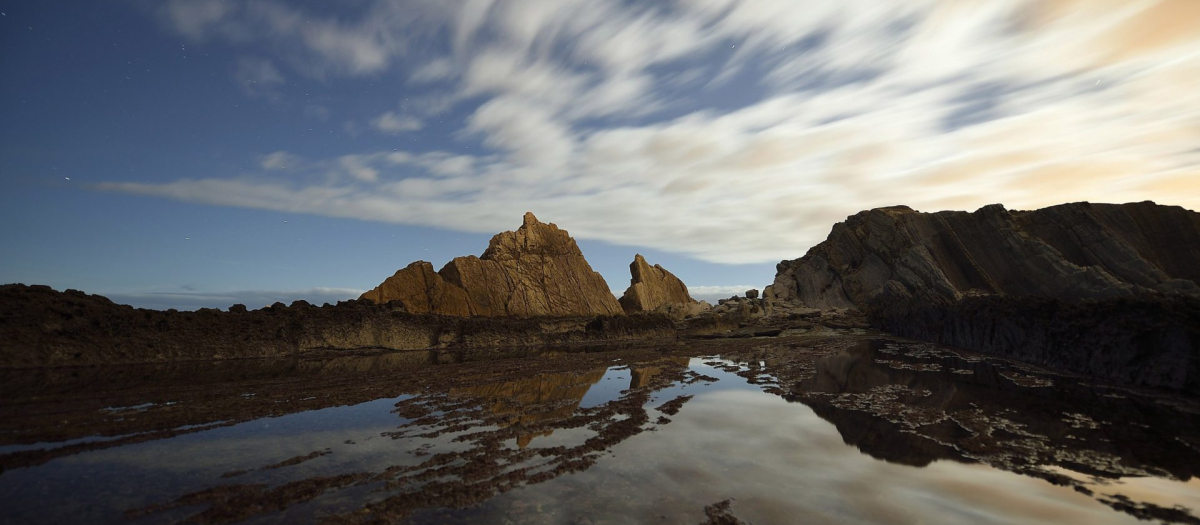 Costa Quebrada en Liencres iluminada con la luz de la luna llena