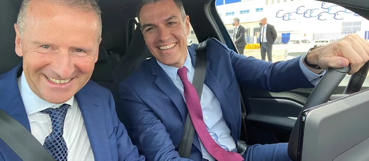 Pedro Sánchez junto al expresidente de VW Herbert Diess en 2022