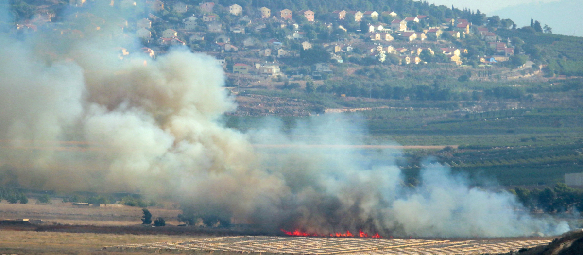 El humo se eleva en la llanura de Marjayoun, en el sur del Líbano, tras ser alcanzada por los bombardeos israelíes