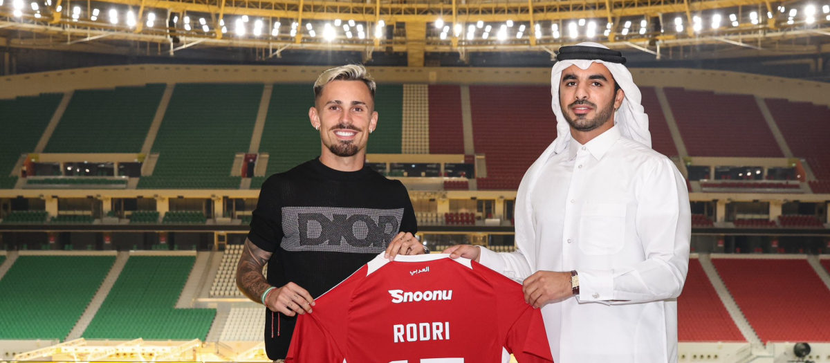 El futbolista Rodri posa con la camiseta del Al-Arabi catarí