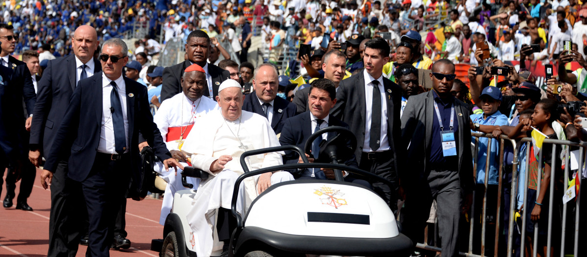 El Papa Francisco llegando al estadio