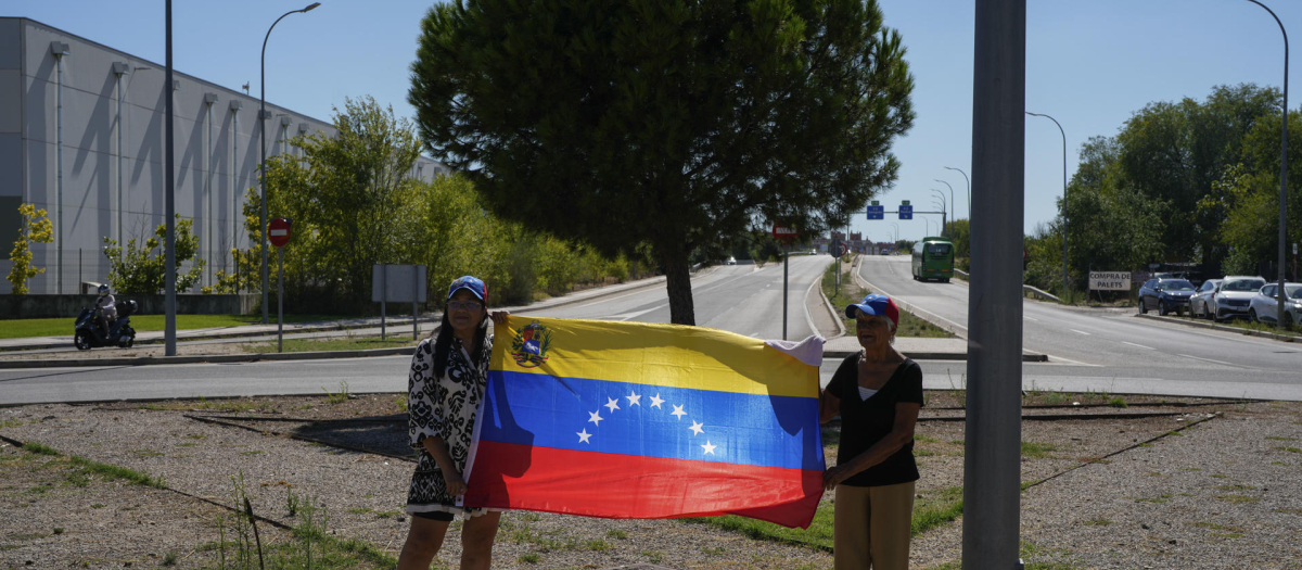 Simpatizantes del excandidato opositor a la Presidencia de Venezuela, Edmundo González Urrutia, en la puerta de la base aérea de Torrejón de Ardoz (Madrid)