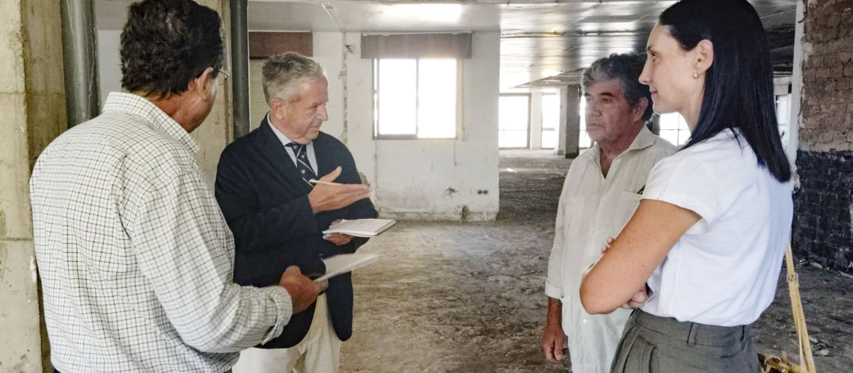 Fuentes dialoga con técnicos de Patrimonio de Diputación y con la diputada de Presidencia, Marta Siles