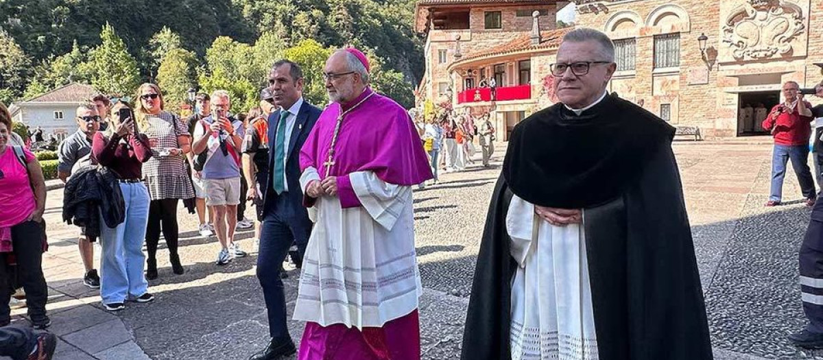 El arzobispo de Burgos a su llegada ayer a Covadonga