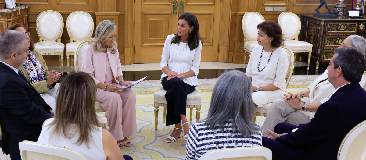 La Reina, este lunes, con representantes de la Asociación Española de ELA, ADELA