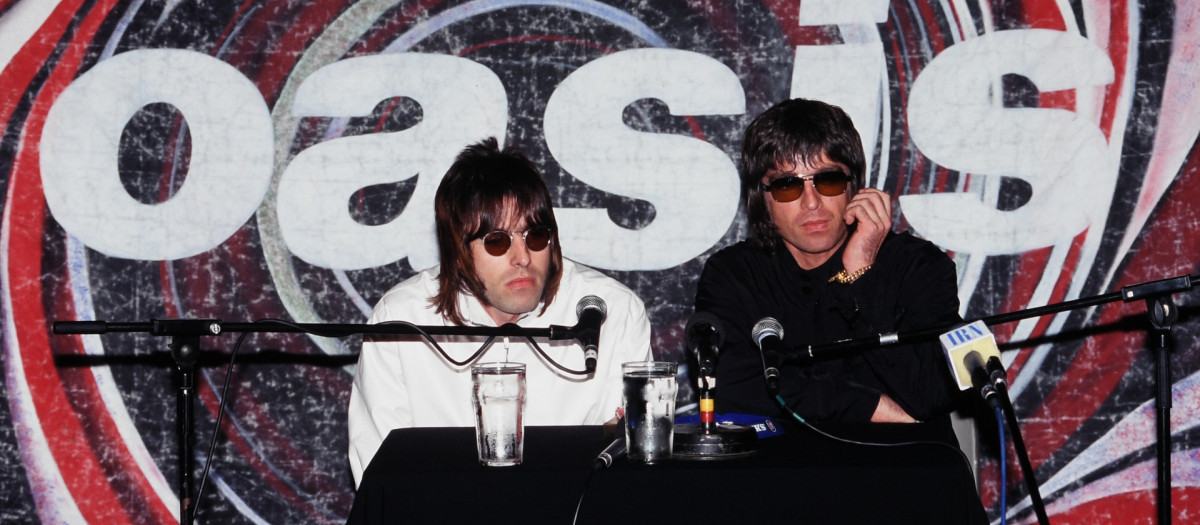 Liam Gallagher y Noel Gallagher en 1999