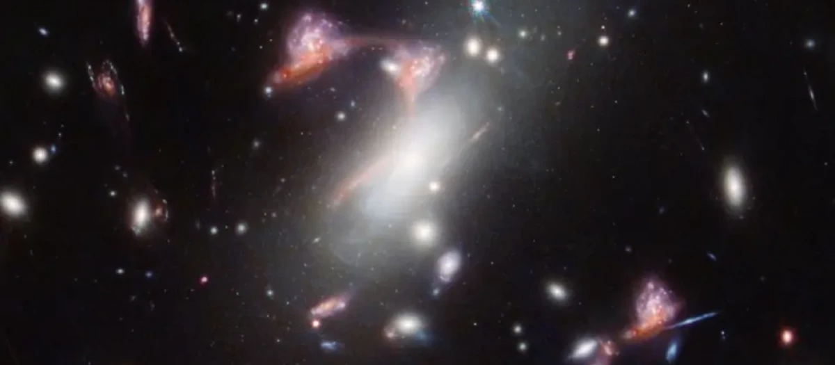 Detalle del cúmulo de galaxias MACS J0417.5-1154, en las que se aprecia el signo de interrogación