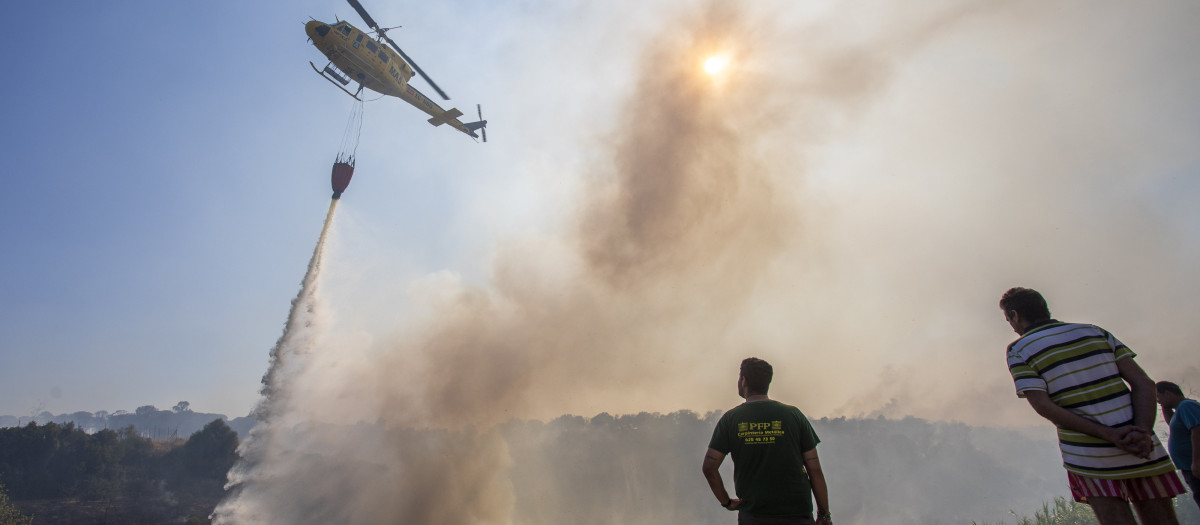 El Infoca amplió a 7 aviones y 4 helicópteros el dispositivo contra el fuego en Cerro del Andévalo