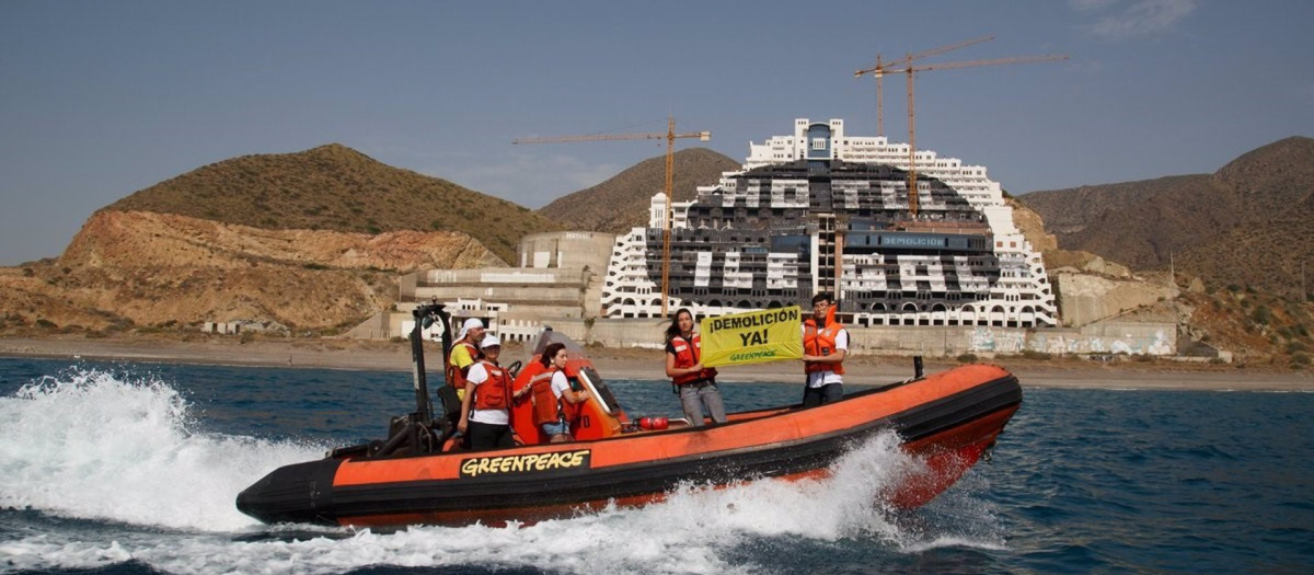 Activistas de Greenpeace reclaman la demolición del hotel del paraje de El Algarrobico en la costa de Carboneras (Almería)