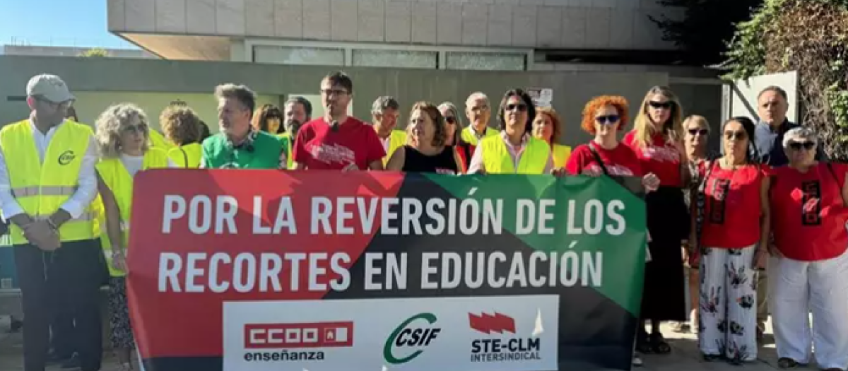 Concentración de STE, CCOO y CSIF ante las puertas de la Consejería de Educación