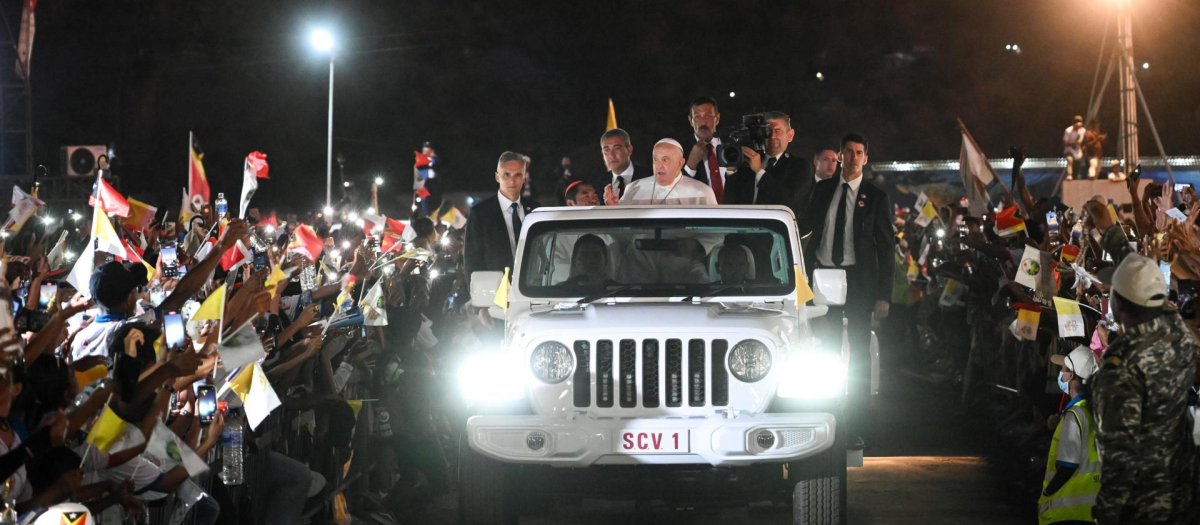 El Papa Francisco saluda desde el papamóvil en una misa en la Explanada de Taci Tolu, en Dili, Timor Oriental