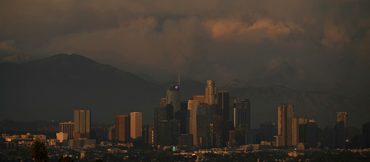 Humo de los incendios cubriendo la ciudad de Los Ángeles