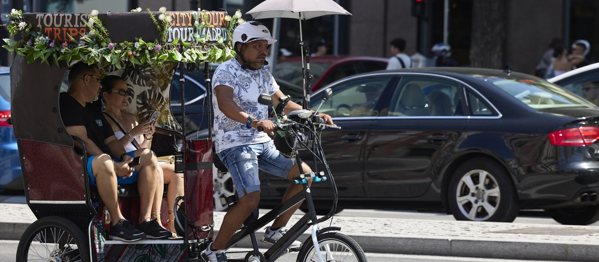 Un Tuk Tuk pasea por las calles de Madrid