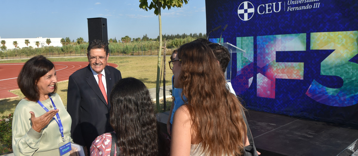 La Universidad CEU Fernando III ha recibido a sus primeros alumnos -cerca de 400- este miércoles en su Welcome Day, que supone el pistoletazo de salida para la puesta en marcha de la cuarta universidad del CEU en España