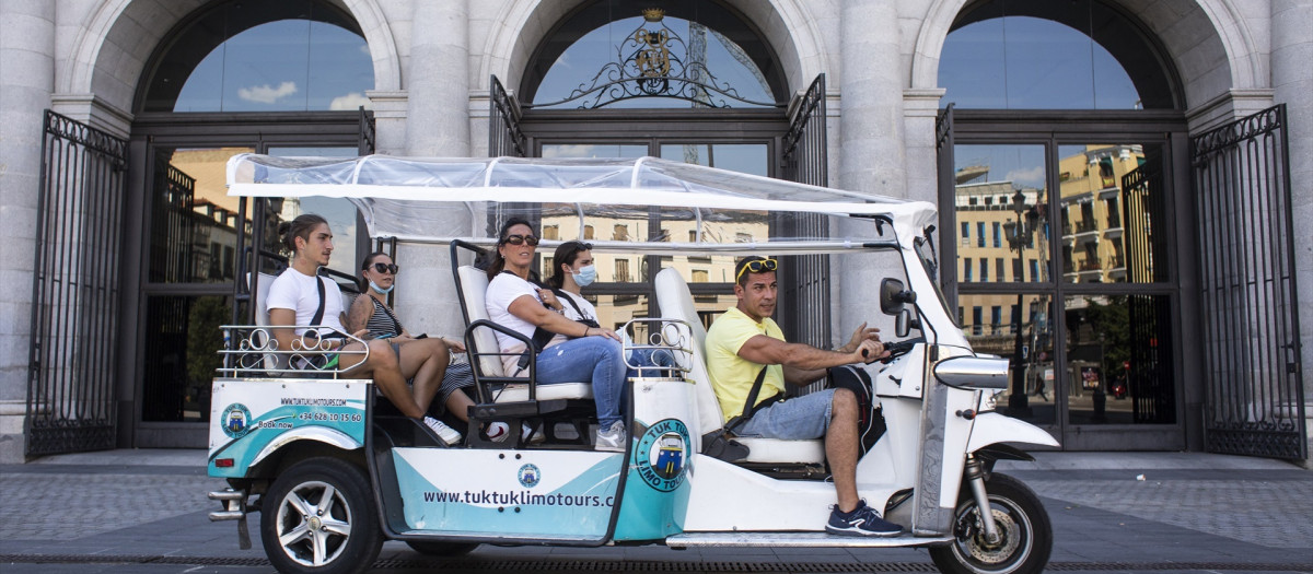 Un tuk tuk circula por las calles de Madrid