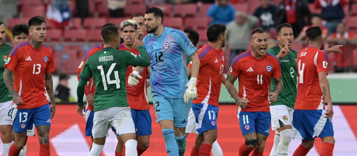 Tangana entre los futbolistas de Chile y Bolivia después del gol del empate de Vargas