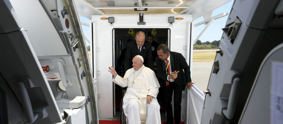 This handout photo taken and released on September 11, 2024 by the Vatican Media shows Pope Francis preparing to board a plane at Presidente Nicolau Lobato International Airport in Dili before departing for Singapore. (Photo by Handout / VATICAN MEDIA / AFP) / RESTRICTED TO EDITORIAL USE - MANDATORY CREDIT "AFP PHOTO / Vatican Media" - NO MARKETING NO ADVERTISING CAMPAIGNS - DISTRIBUTED AS A SERVICE TO CLIENTS