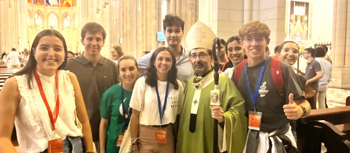 El cardenal arzobispo de Madrid, José Cobo, acompañado por varios jóvenes