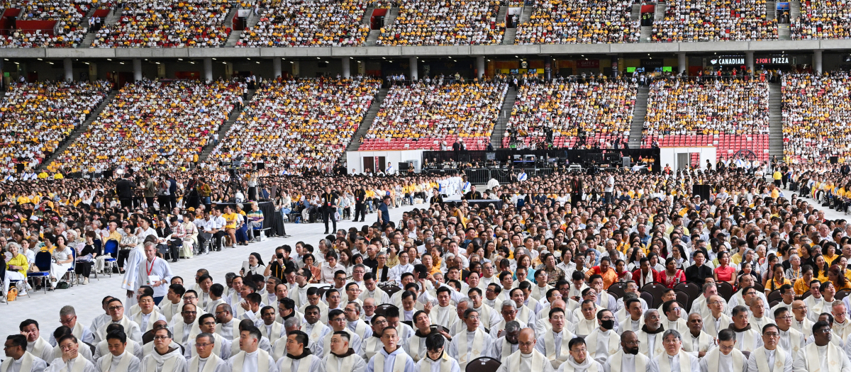 Fieles católicos asisten a la santa misa encabezada por el Papa Francisco en el Estadio Nacional de Singapur el 12 de septiembre de 2024. (Fotografía de Tiziana FABI / AFP)