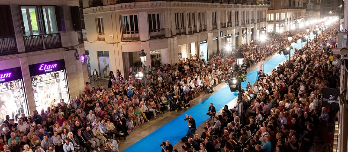 La clásica alfombra azul que atraviesa la calle Larios se ha instalado esta misma semana