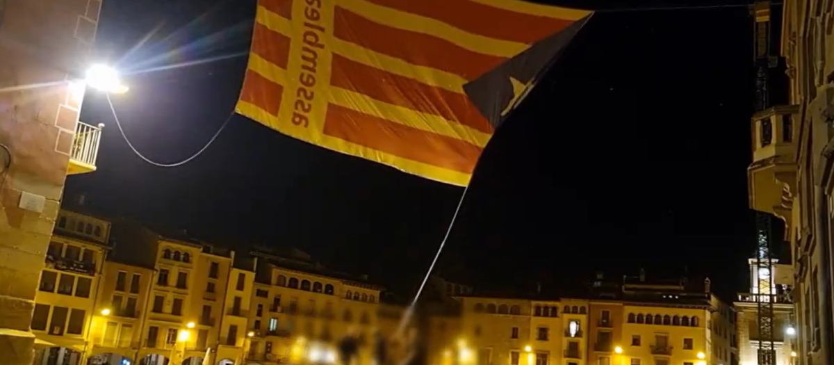 Retirada de la "mega estelada" de la plaza mayor de Vic