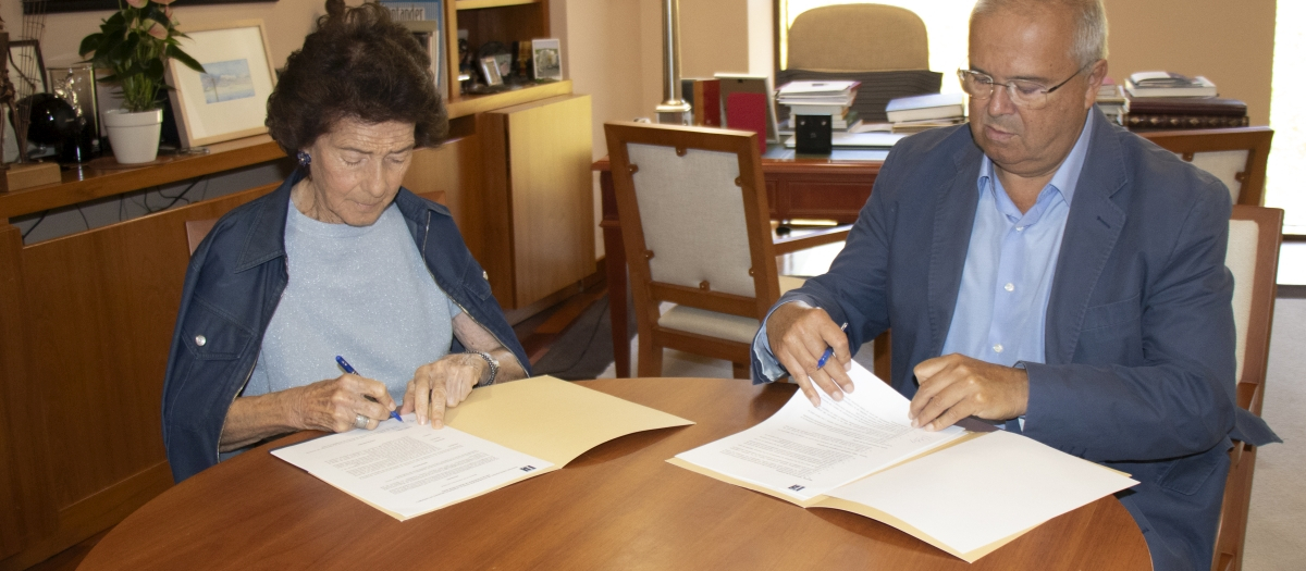 Firma de convenio de Dña Paloma con Roberto Pálmer de la Orquesta de Córdoba