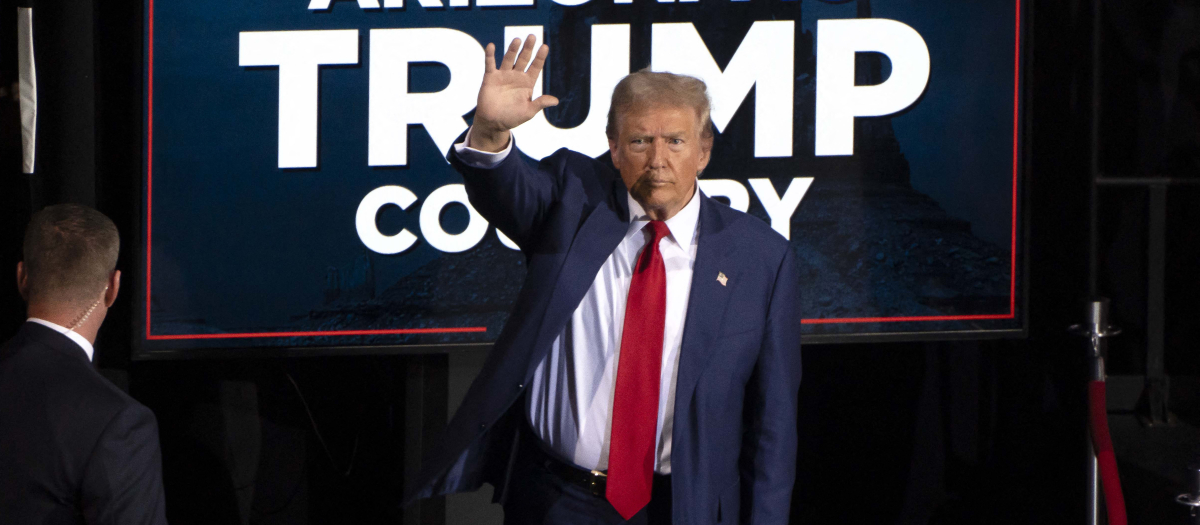 El expresidente estadounidense y candidato presidencial republicano Donald Trump saluda al salir después de hablar durante un evento de campaña en el Tucson Music Hall en Tucson, Arizona