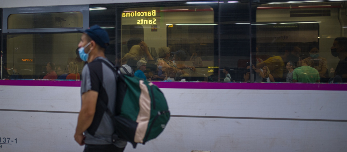 (Foto de ARCHIVO)
Viajeros en el interior de un tren en uno de los andenes de la estación de Sants, a 9 de septiembre de 2022, en Barcelona, Catalunya (España). Los técnicos de Adif han resuelto la avería que desde primera hora de hoy impedía la circulación de todos trenes de Rodalies y Larga Distancia en vía convencional en Catalunya, que ya se ha retomado. Fuentes de Renfe han informado que el servicio de trenes será "irregular durante las próximas horas". La incidencia en el sistema de telecomunicaciones del centro de control del tráfico en Barcelona ha afectado a la circulación de todos los trenes, salvo a los de Alta Velocidad.

Lorena Sopêna / Europa Press
09 SEPTIEMBRE 2022;AVE;CATALUNYA;AVERIA;BARCELONA;TRENES
09/9/2022