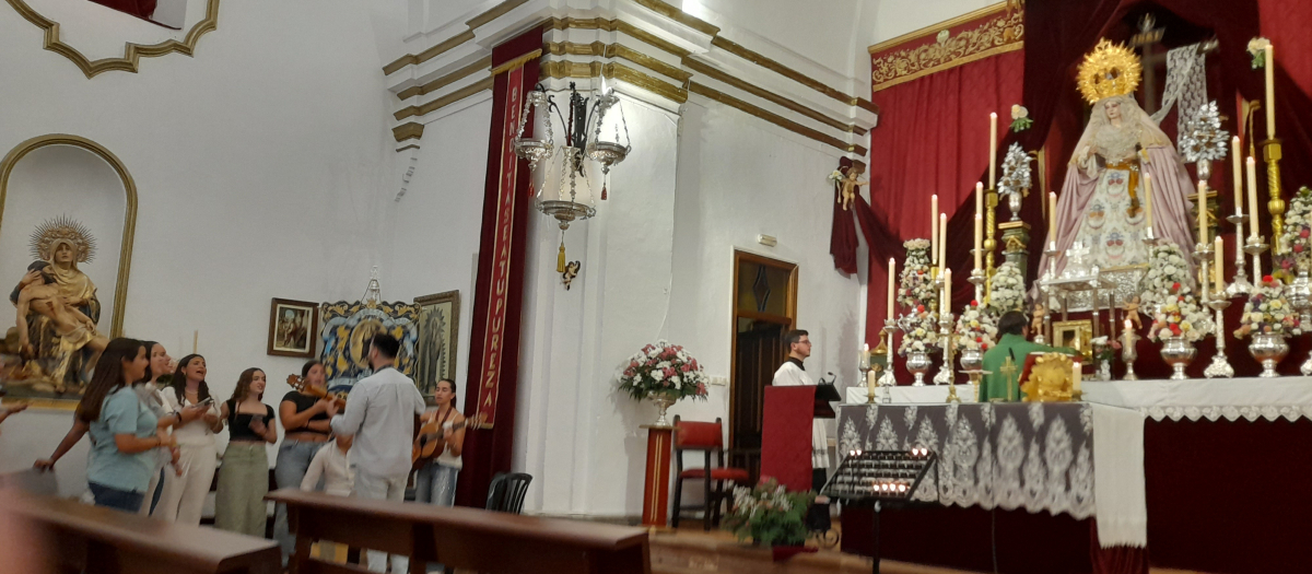 Virgen de la Soledad y coro de jóvenes