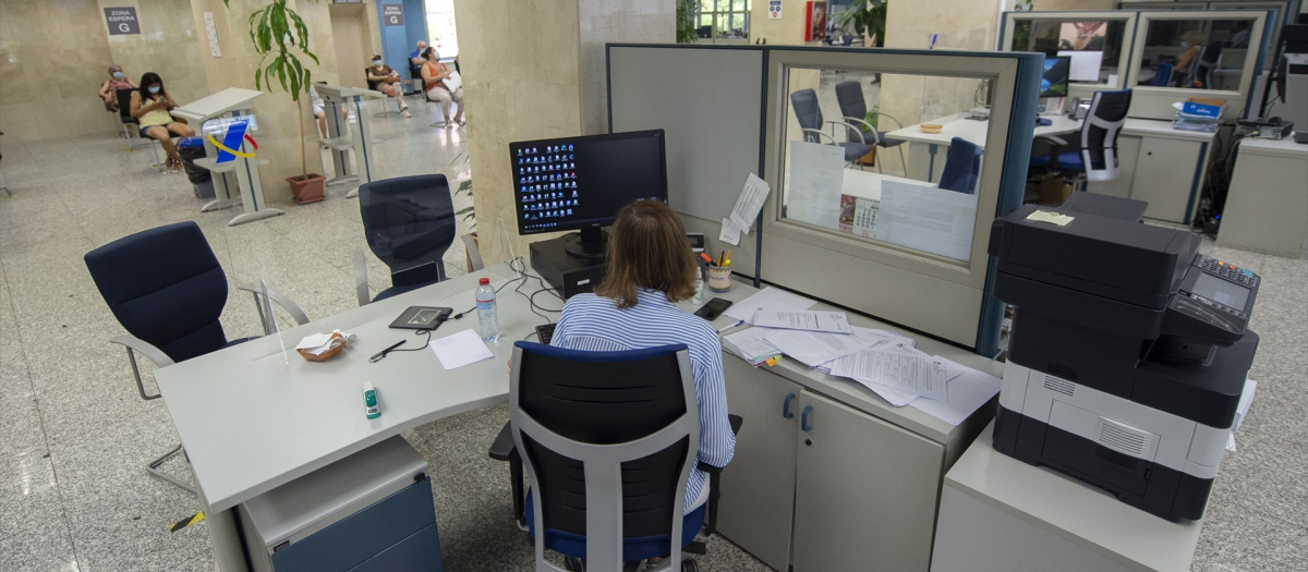 Una empleada en su puesto de trabajo de la Oficina de Hacienda de la Calle de Guzmán el Bueno