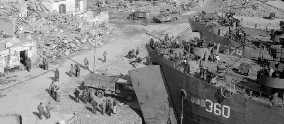 Barcos de desembarco británicos descargando suministros en el puerto de Anzio, 19-24 de febrero de 1944