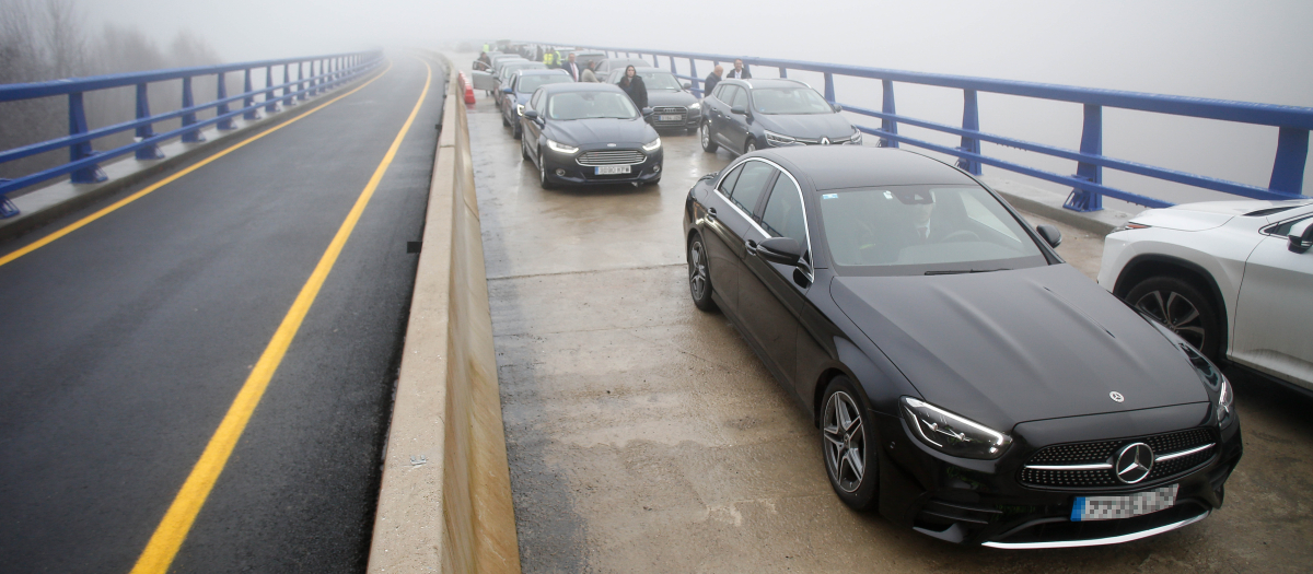 Retención de varios vehículos en el viaducto de Portas