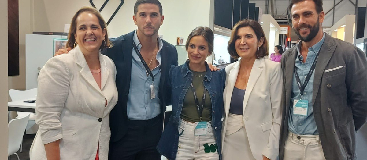 La concejal delegada de Economía y Empleo del Ayuntamiento de Córdoba y presidenta del Instituto Municipal de Desarrollo Económico (IMDEEC), Blanca Torrent, ha visitado a las empresas joyeras de Córdoba que participan en el Salón internacional de Joyería y Relojería Urbanas y de Tendencia MadridJoya