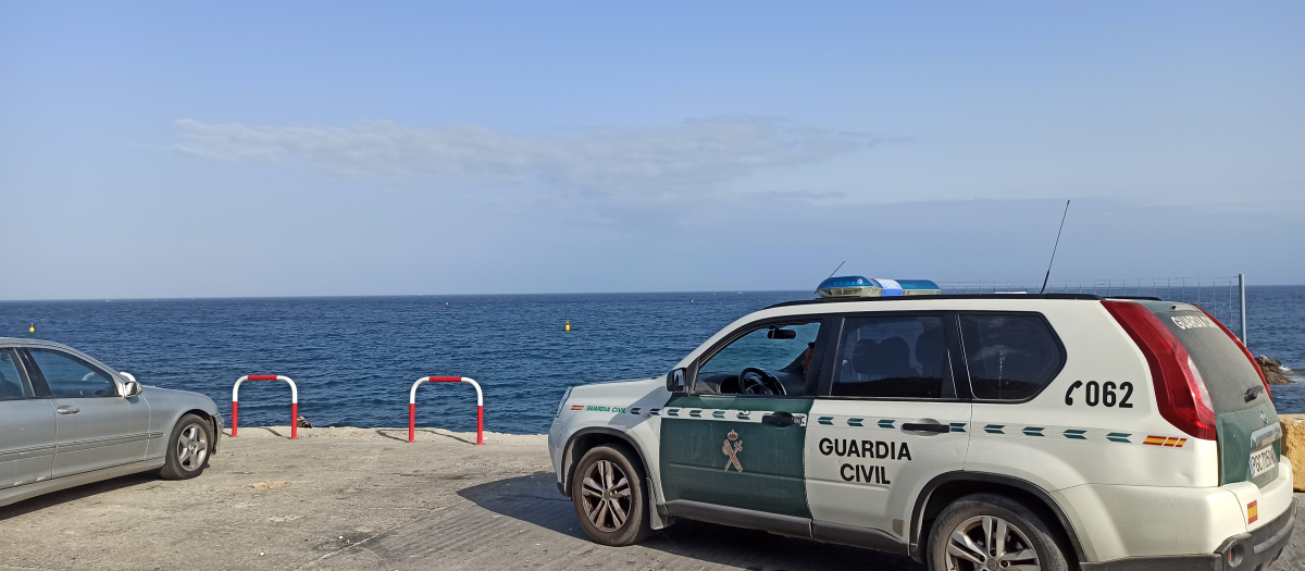 Una patrulla de la Guardia Civil vigila las costas de Ceuta el pasado mes de agosto