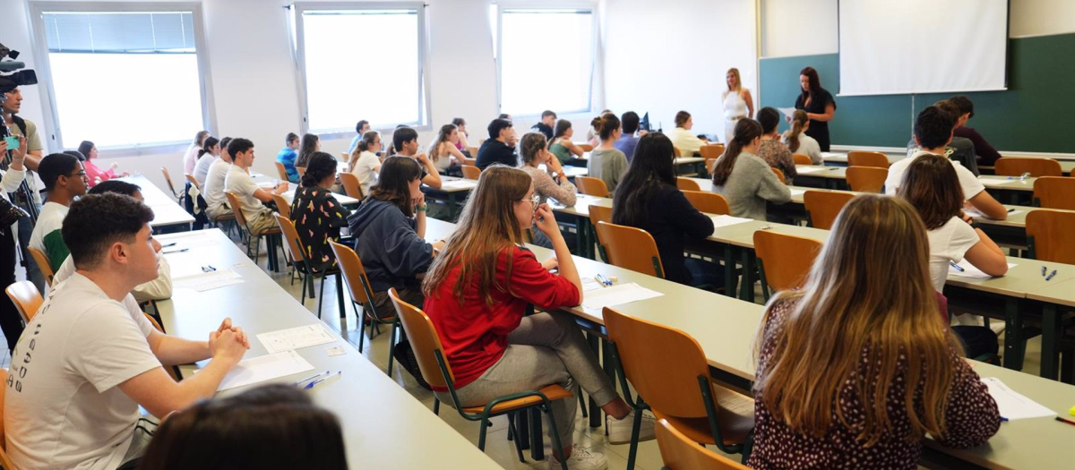 Estudiantes de Bachillerato en el aula atendiendo a las explicaciones del profesor