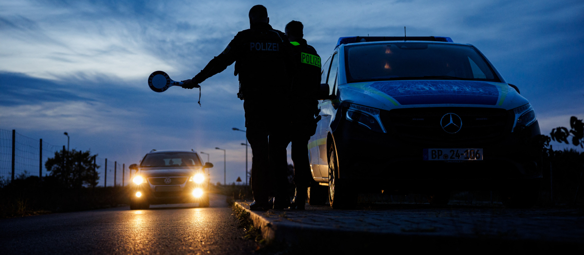 Oficiales de la policía federal alamana detienen un coche cerca de la frontera con Polonia