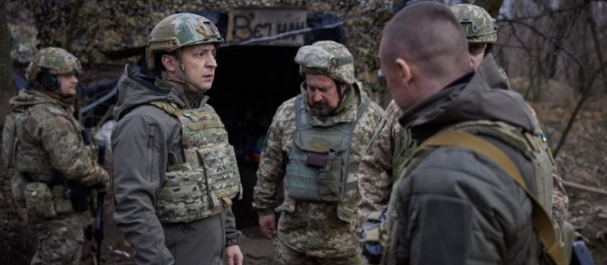 Volodímir Zelenski ataviado con el uniforme militar