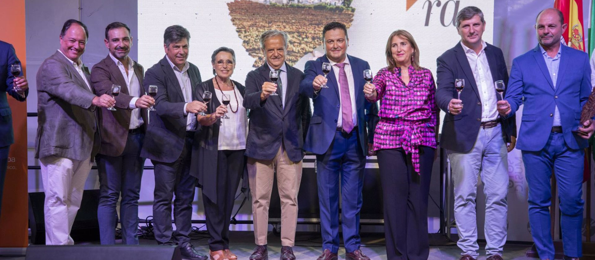 Autoridades presentes en la apertura de Paxera 2024, la Feria del Vino Dulce..

El presidente de la Diputación de Córdoba, Salvador Fuentes, acompañado por el alcalde de Montemayor, Antonio García, ha participado en el acto de inauguración de Paxera 2024, la Feria del Vino Dulce "que tras ocho años de celebración se ha convertido en todo un referente, en una feria con solera que reivindica algo tan nuestro como la uva Pedro Ximénez".

POLITICA 
DIPUTACIÓN DE CÓRDOBA