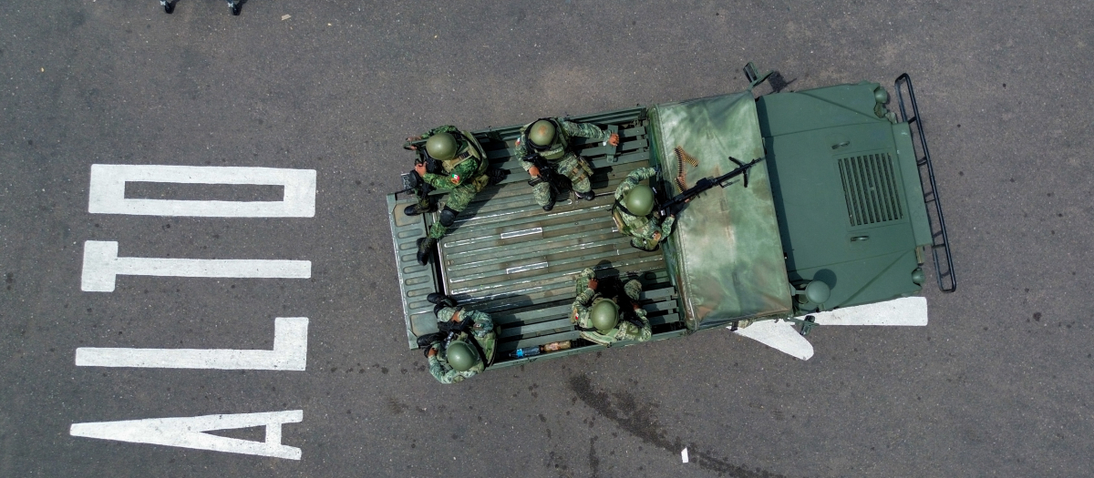 Miembros del Ejército mexicano patrullan Culiacán, capital de Sinaloa