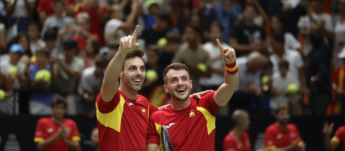 Pedro Martínez (d) y Marcel Granollers (i) celebran la victoria conseguida ante Australia en el dobles