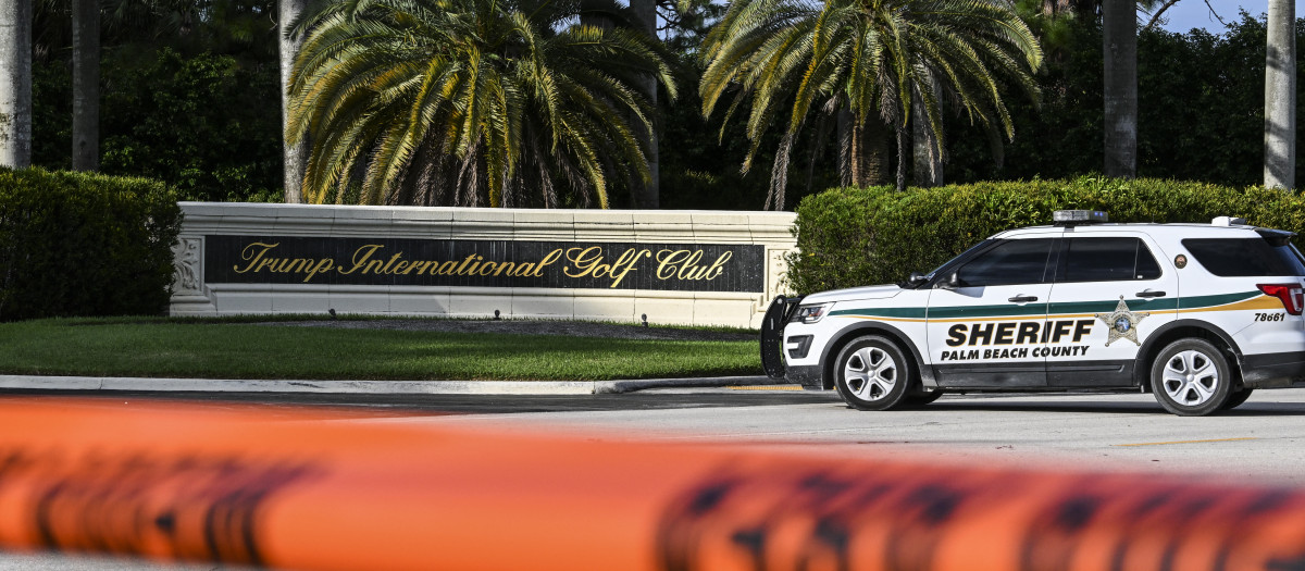 Un sheriff bloquea la calle frente al Trump International Golf Club en West Palm Beach, Florida, el 15 de septiembre de 2024, luego de un tiroteo en el campo de golf del expresidente estadounidense Donald Trump.