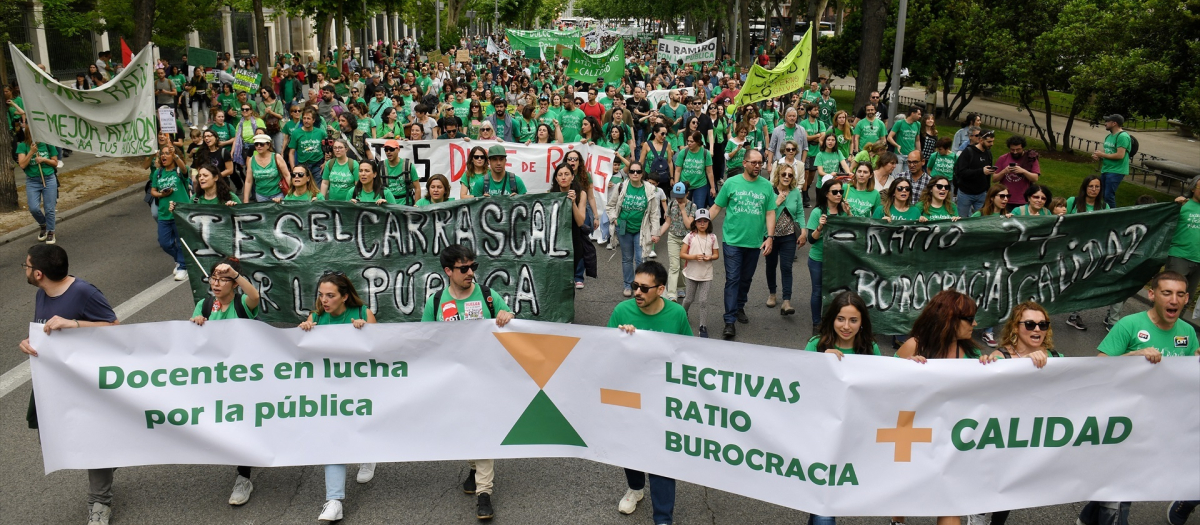 Decenas de personas durante una manifestación del profesorado por la defensa de la educación pública, a 8 de mayo de 2024, en Madrid (España)