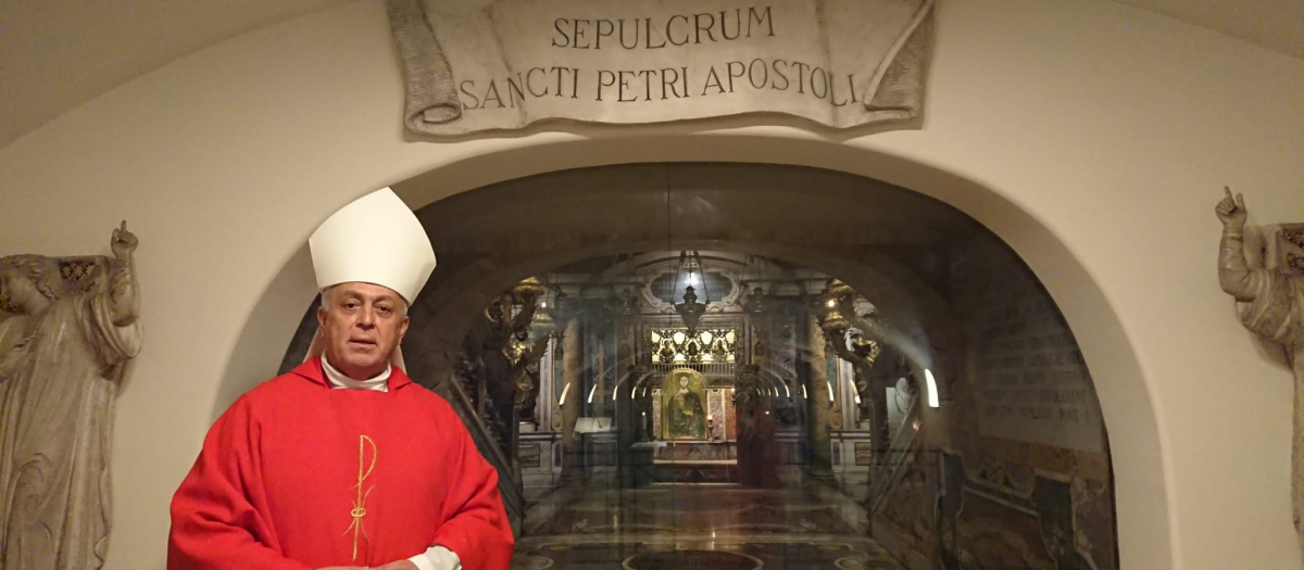 El ahora obispo emérito de Tenerife, durante un viaje en San Pedro del Vaticano