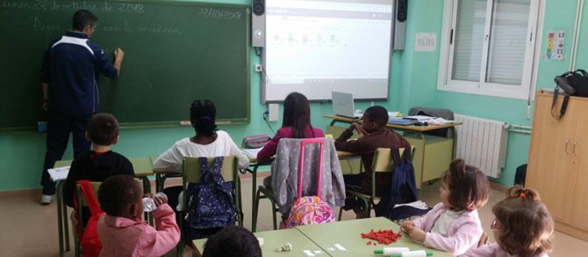 Imagen de un aula con niños de diferentes edades en un colegio en Sierra de Alcaraz (Albacete)