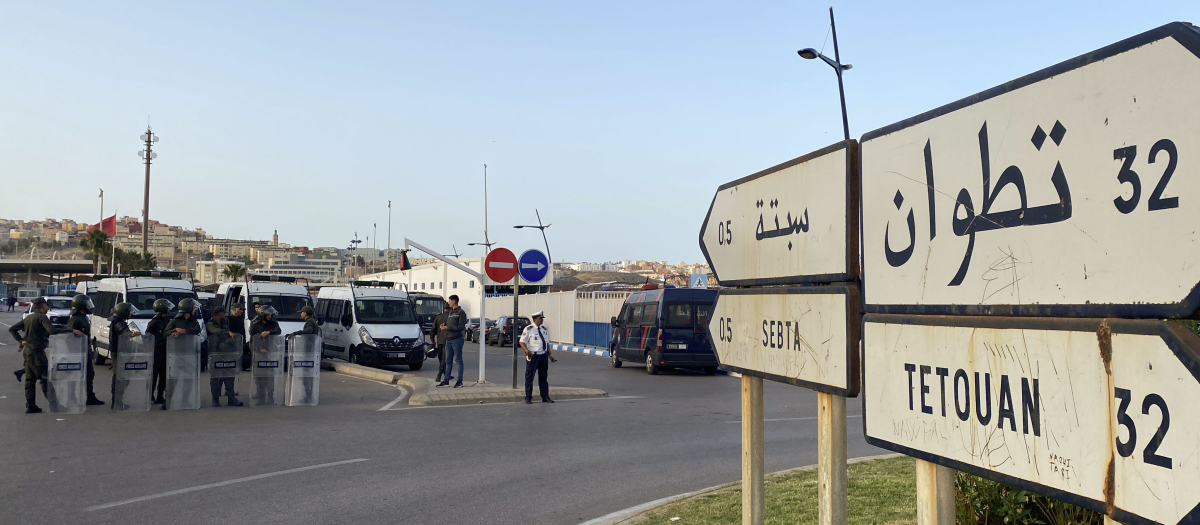 El blindaje policial a ambos lados de la frontera de Ceuta ha impedido este domingo la entrada masiva de inmigrantes a la ciudad autónoma