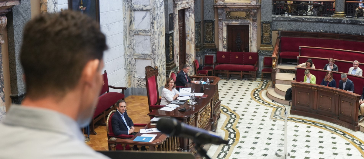 Intervención de asociaciones cívicas, entidades sociales, vecinales y ciudadanas para plantear propuestas o sugerencias sobre la gestión municipal, durante un debate sobre el estado de la ciudad de Valencia