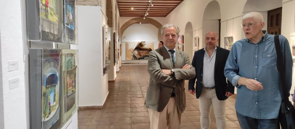 El presidente de la Diputación, Salvador Fuentes (izda.), visita la muestra junto al delegado de Cultura, Gabriel Duque (centro), y el artista, Juan Carlos Castro Crespo.
POLITICA ANDALUCÍA ESPAÑA EUROPA CÓRDOBA CULTURA