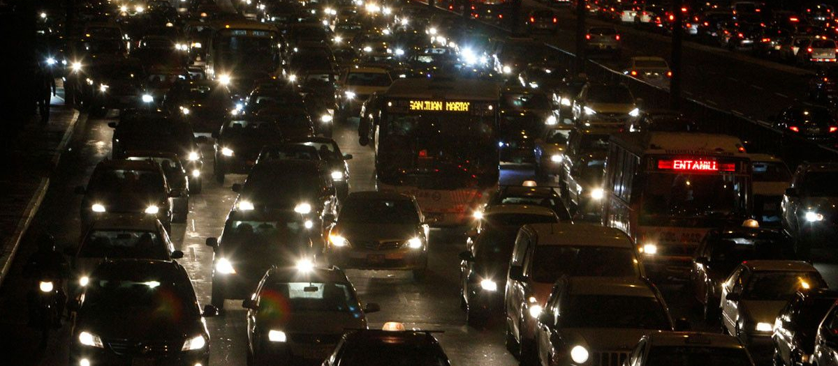 Conducir de noche puede considerarse una actividad de riesgo