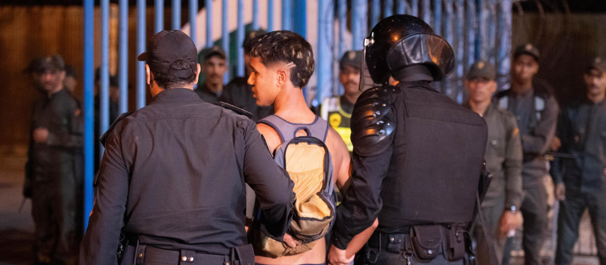 La policía marroquí detiene a un joven para evitar su paso hacia Ceuta